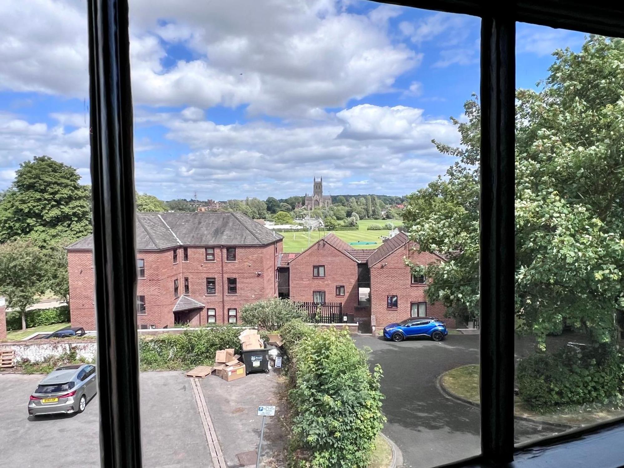 Stylish Flat With Stunning Views Worcester